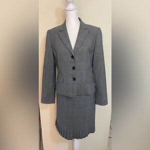 Tahari ASL Women’s 2 Pieces Suit Skirt/ Blazer Wool Blend Gray Plaid Size 6P